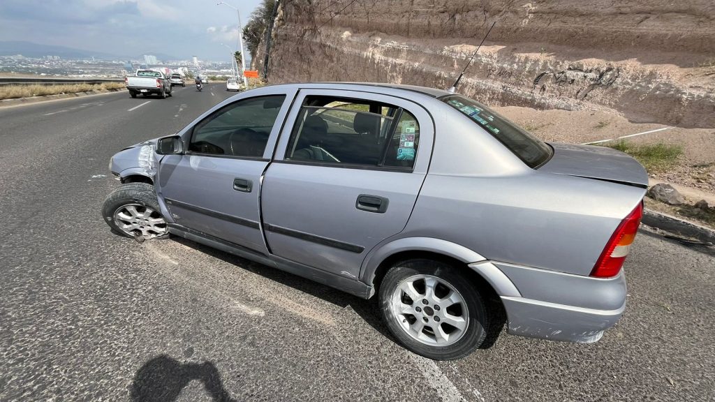 Auto choca contra banqueta y poste en Boulevard de la Nación - AlertaQro