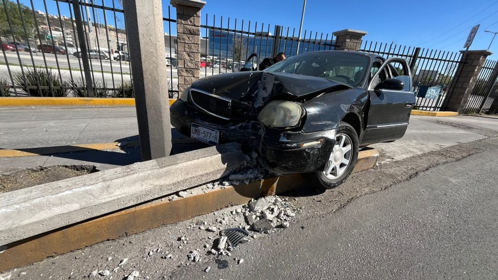 Conductora choca y tira poste en Cerro del Tambor - AlertaQro
