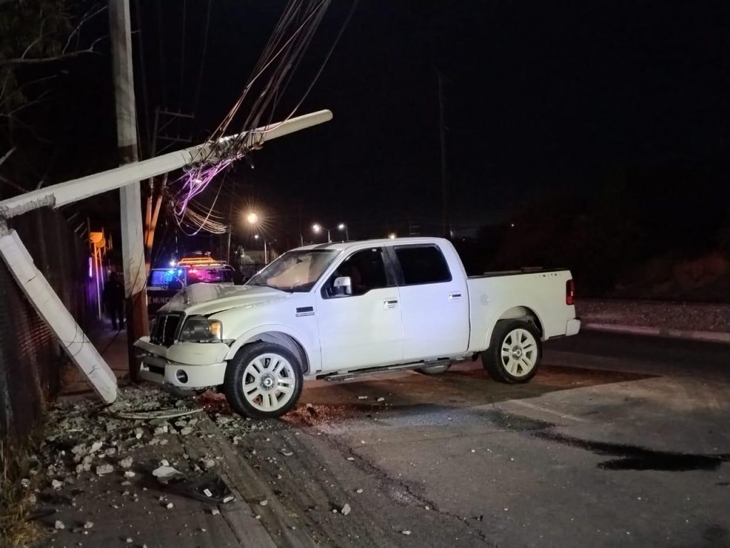 Choca contra poste en Cerro del Tambor - AlertaQro