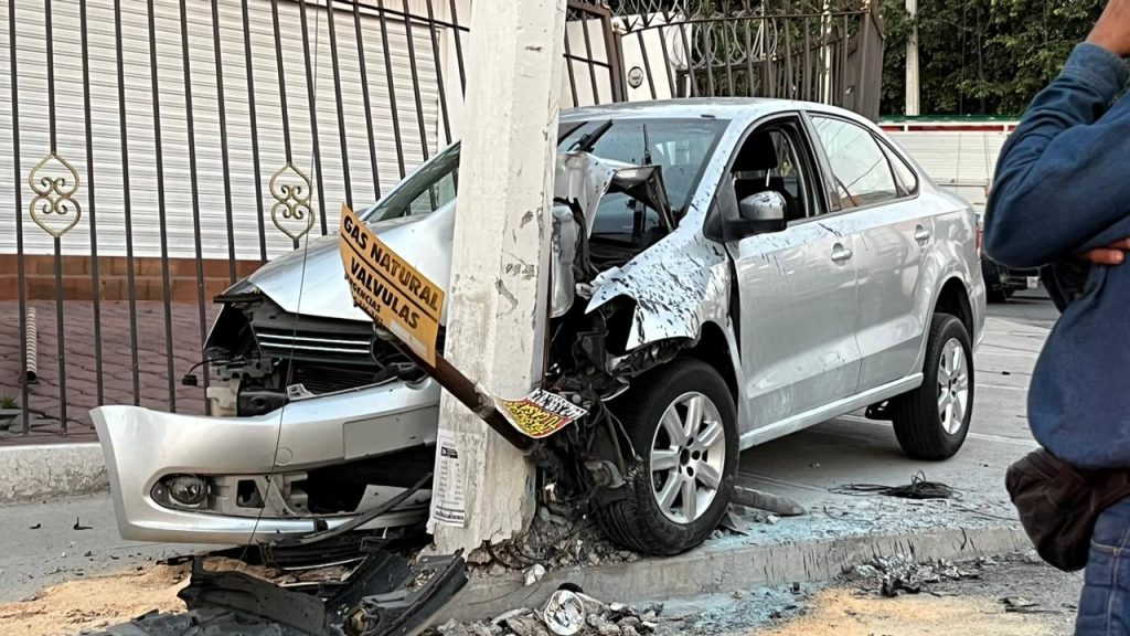 Choca auto contra poste y causa apagón en colonia Constituyentes del ...