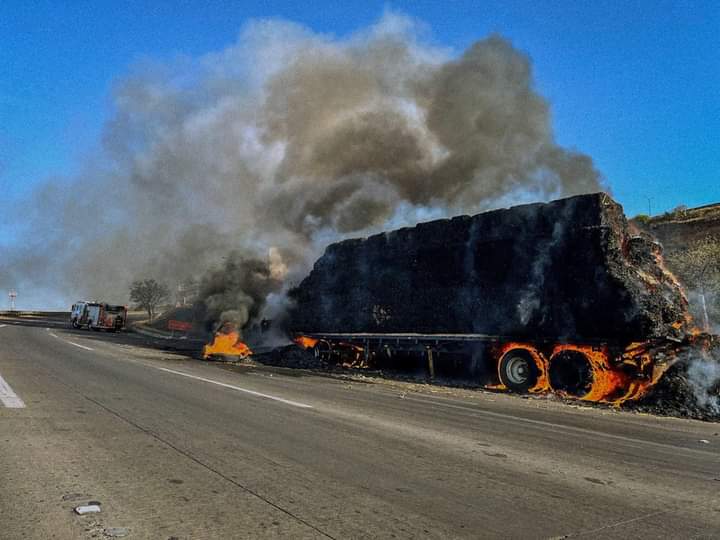 Se incendia tráiler que transportaba pacas en la Carretera México ...