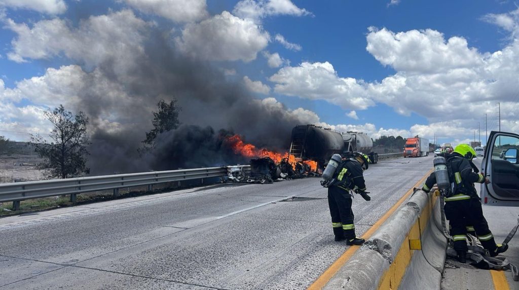 Pipa se incendia en el Libramiento Noreste, cerca de San Vicente Ferrer ...