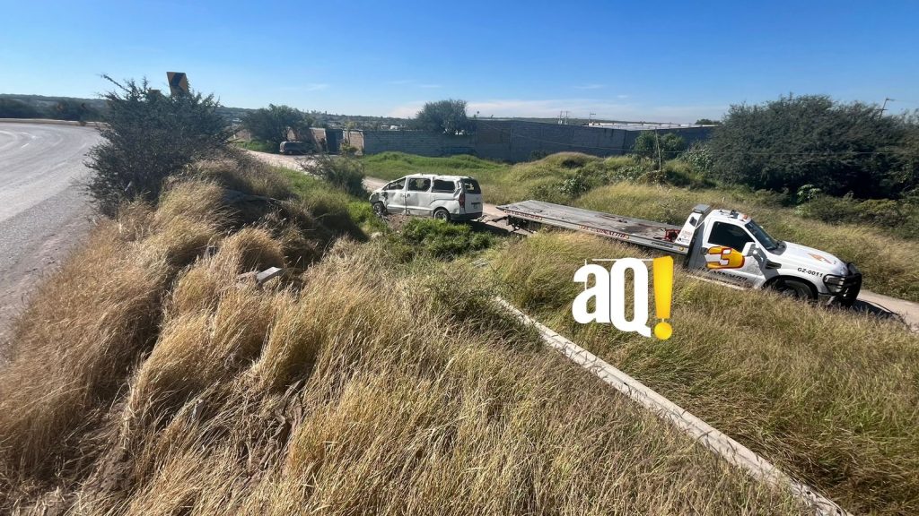 Sale del camino y vuelca en Libramiento Norponiente - AlertaQro
