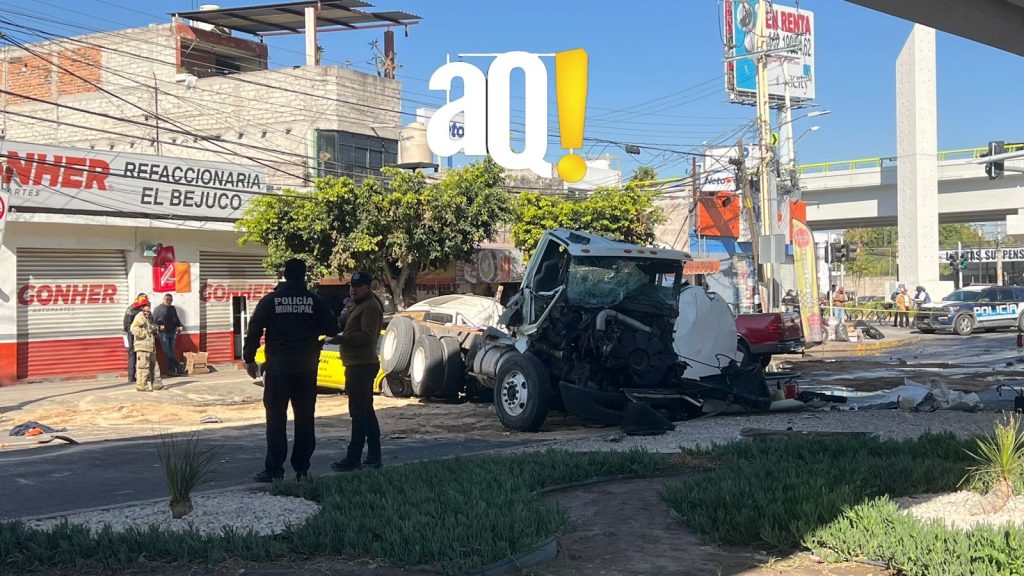 Pipa cae de puente sobre vehículos estacionados en el puente de Santa ...