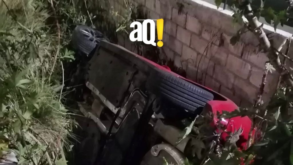 Sale del camino en Avenida de la Luz y vuelca - AlertaQro