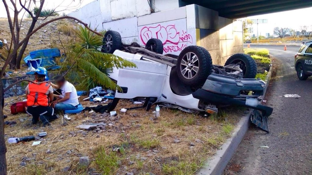 Camioneta sale del camino y cae de puente en Boulevard de la Nación ...