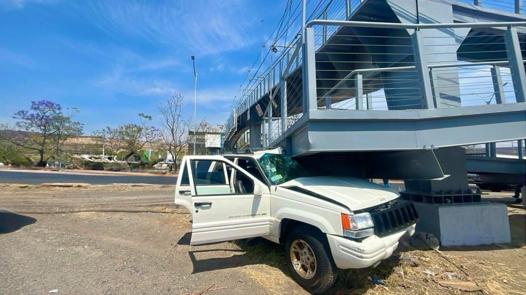 Camioneta choca contra puente peatonal en Paseo de la República - AlertaQro