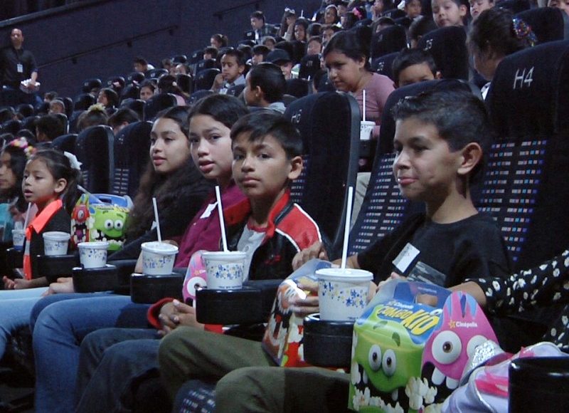 con-funcion-de-cine-celebran-dia-del-nino-70702