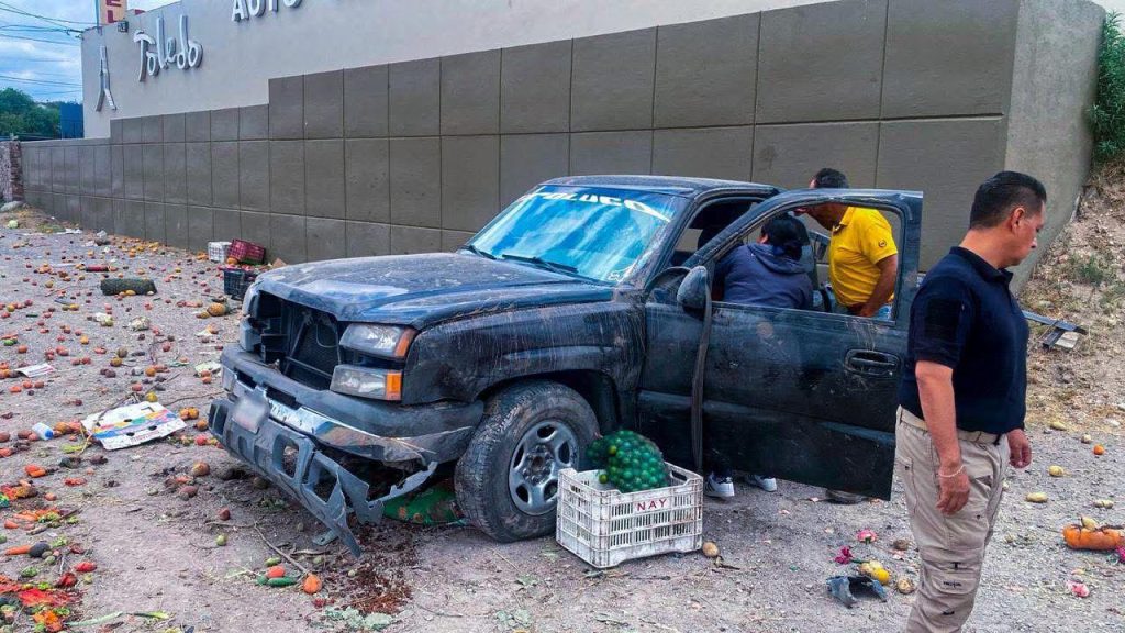 Camioneta cargada con frutas sale de la carretera y vuelca, en Paseo de ...