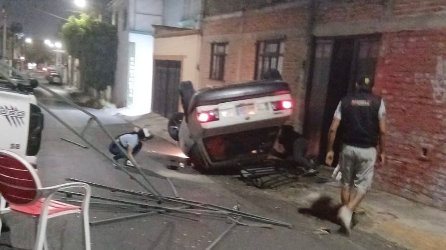 Conductor ebrio pierde el control y vuelca su auto en la colonia ...