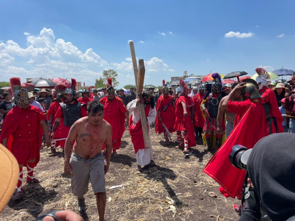 Más de 10 mil personas viven el Viacrucis en La Valla, San Juan del Río ...