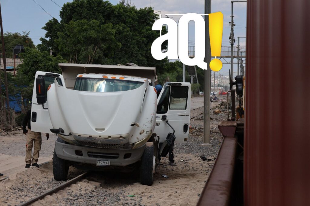 Camión intenta ganarle el paso al tren y termina arrastrado - AlertaQro